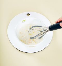 1. 커스터드 크림을 만든다. 내열용기에 달걀, 설탕, 밀가루를 넣고 거품기로 잘 섞은 다음 우유와 바닐라 에센스를 넣어 잘 푼다.