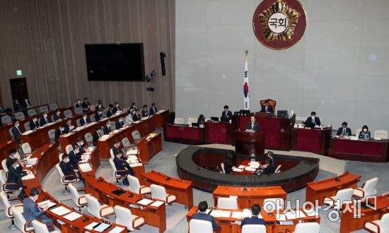 28일 긴급재난지원금 지급을 위한 2차 추경안 심사를 위해 국회 예결위 전체회의에 출석한 정세균 국무총리가 제안설명을 하고 있다./윤동주 기자 doso7@