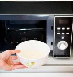 2. 랩이나 뚜껑을 씌워 전자레인지에서 2분 30초 정도 데운다.