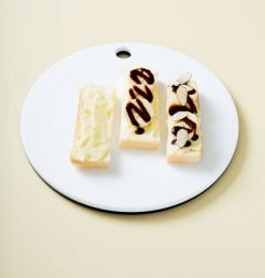 5. 빵에 커스터드 크림을 바르고 바나나를 얹은 다음 초콜릿 소스와 아몬드 슬라이스를 뿌린다.