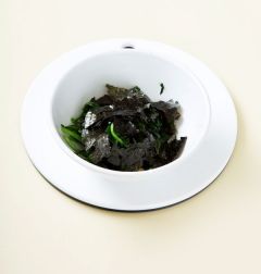 4. 김을 넣어 무치고 소금으로 간을 한다.