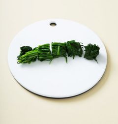 1. 부추는 다듬어 끓는 물에 소금을 넣어 30초 정도 데친다. 찬물에 헹구어 물기를 빼고 송송 썬다.