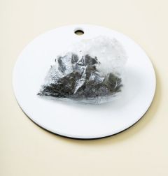 2. 김은 구워서 비닐에 넣어 잘게 부순다.