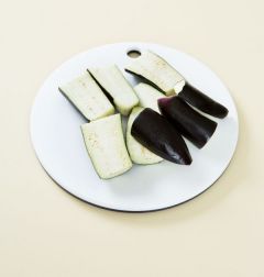 1. 가지는 꼭지를 잘라내고 세로로 반을 갈라 3등분한다.