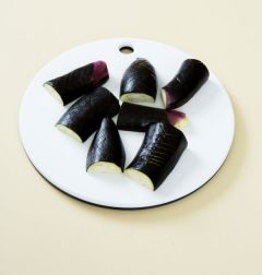 3. 가지 껍질에 격자 무늬로 잔칼집을 넣는다.