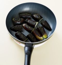 4. 프라이팬 올리브오일을 두르고 앞뒤로 가지를 넣어 노릇노릇하게 구워 그릇에 담고 양념장을 뿌린다.