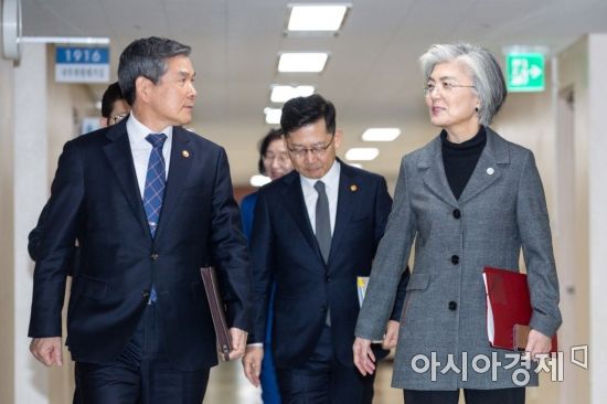 정경두 국방부 장관과 강경화 외교부 장관이 11일 서울 종로구 정부서울청사에서 세종청사와 영상회의로 진행된 국무회의에 참석하기 위해 회의실에 들어서고 있다./강진형 기자aymsdream@