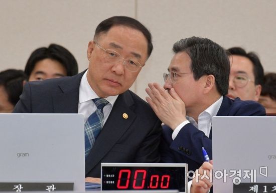 홍남기 경제부총리가 지난달 29일 국회 기재위 전체회의에 출석, 회의 시작 전 김용범 1차관에게 보고를 받고 있다./윤동주 기자 doso7@