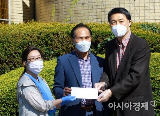 장원삼 주 뉴욕 총영사(오른쪽)가 이현지 뉴욕한인의사협회장(왼쪽)에게 기부금을 전달하고 있다.