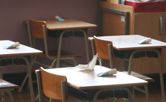 지난달 14일 안양시의 한 초등학교 교실 위에 학생들을 위해 준비한 손 소독제가 놓여 있다/사진=연합뉴스