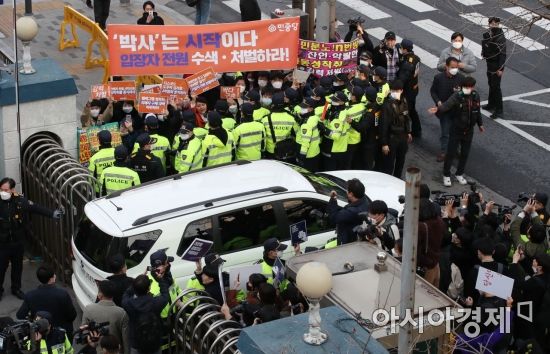 인터넷 메신저 텔레그램에서 미성년자 등 수십 명의 여성을 협박, 촬영을 강요해 만든 음란물을 유포한 '박사방' 운영자 조주빈씨가 25일 오전 서울 종로경찰서에서 검찰로 송치되기 위해 나오고 있다. /문호남 기자 munonam@