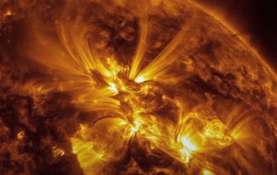 태양 표면의 가스층이 폭발하기 직전의 모습. 초강력 태양폭풍이 지구로 닥치면 전 세계는 한 순간에 블랙아웃될 수도 있습니다. [사진=유튜브 화면캡처]