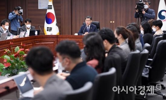 김연철 통일부 장관이 7일 서울 종로구 정부서울청사에서 열린 출입기자단 간담회에서 모두 발언을 하고 있다./김현민 기자 kimhyun81@