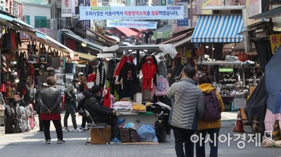 주말을 맞은 8일 서울의 대표 재래시장인 남대문 시장이 코로나19 영향으로 썰렁한 모습을 보여주고 있다./윤동주 기자 doso7@ (사진은 기사 내용과 무관함)