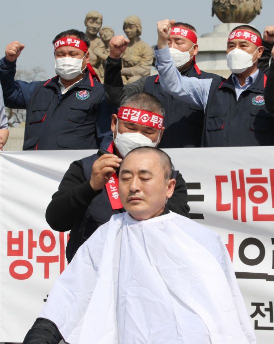 최응식 전국주한미군한국인노동조합 위원장이 지난 25일 오전 청와대 분수대 앞에서 방위비 제도 개선을 요구하며 삭발하고 있다. [이미지출처=연합뉴스]