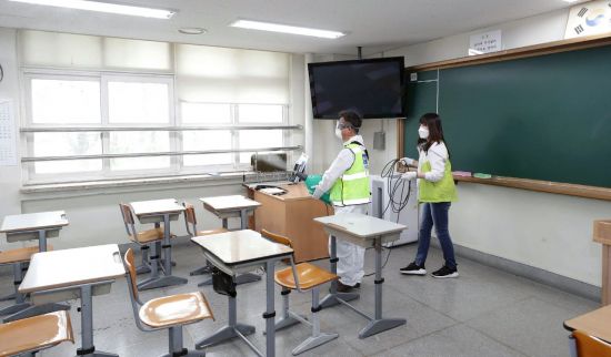 서울시 양천구 '가방(같이해서 가치 있는 학교 방역)봉사단'이 지난 8일 오후 서울시 양천구 광영고등학교 교실에서 방역 소독하고 있다./사진=연합뉴스