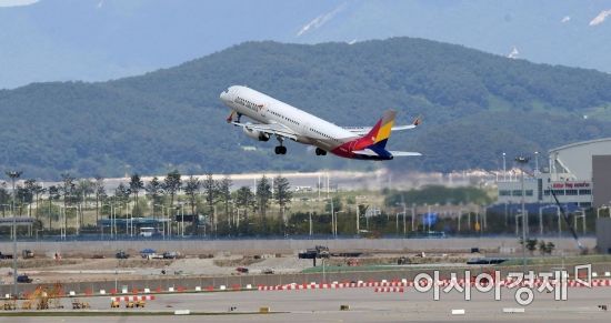 아시아나항공의 예비입찰을 하루 앞둔 2일 인천국제공항 활주로에서 아시아나항공 여객기가 이륙하고 있다. 항공업계와 투자은행에 따르면 금호산업과 매각주관사 크레디트스위스증권(CS증권)은 3일 아시아나항공 매각을 위한 예비입찰을 진행한다. 하지만 인수전 분위기는 미지근하다. 항공산업의 성장률 하락과 아시아나항공의 재무구조 악화가 가장 큰 걸림돌이다./영종도=김현민 기자 kimhyun81@