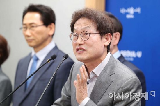 조희연 서울시교육감이 7일 서울시청 브리핑룸에서 서울 학생 모두에게 친환경 농산물과 각종 식재료를 지원하는 '서울형 학생 식재료 꾸러미' 사업을 설명하고 있다. /문호남 기자 munonam@