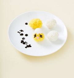 4. 밥을 적당한 크기로 동그랗게 뭉쳐 가운데에 마요참치를 넣어 단단하게 뭉친다. 장식 재료는 적당한 모양으로 잘라 밥에 장식한다.