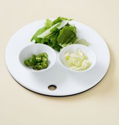 1. 얼갈이배추는 물에 씻어 먹기 좋은 크기로 썰고 대파와 청양고추는 송송 썬다.