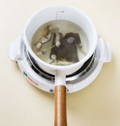 2. 냄비에 물 3컵, 멸치, 다시마를 넣어 끓인다. 국물이 끓으면 다시마를 건져내고 멸치는 3분 정도 더 끓여서 체에 거른다.