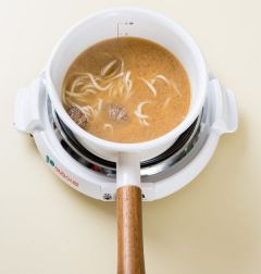 3. 국물에 된장을 넣어 끓인 후 바지락을 넣고 1분 정도 끓인다. 국물이 끓으면 칼국수면을 넣어 끓인다.