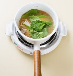 4. 국물이 끓어오르면 칼국수면을 젓가락으로 잘 젓고 얼갈이배추, 대파, 청양고추, 다진 마늘을 넣어 2분 정도 더 끓인다. 소금과 후춧가루로 간을 한다.