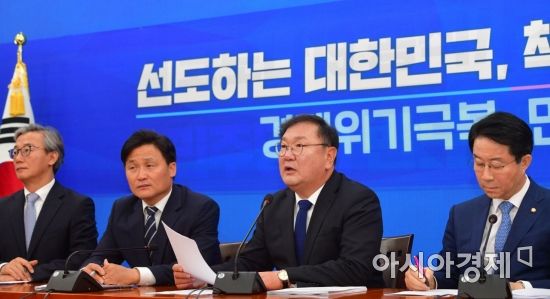 김태년 더불어민주당 원내대표가 14일 국회에서 열린 정책조정회의에 참석, 모두발언을 하고 있다./윤동주 기자 doso7@