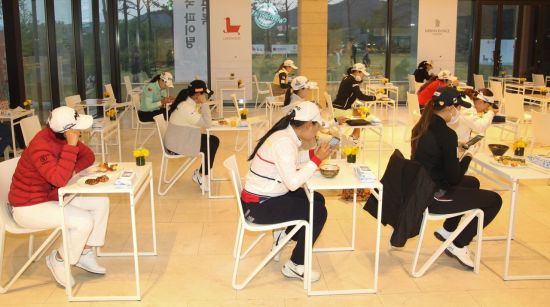 KLPGA챔피언십에 출전한 선수들이 1인 식탁에서 식사를 하고 있다. 사진=KLPGA