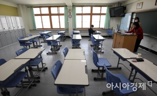 전국 중·고등학교가 고3·중3부터 온라인 개학을 시작한 9일 서울 중랑구 중화중학교에서 교사와 학생들이 온라인 개학식을 하고 있다./김현민 기자 kimhyun81@