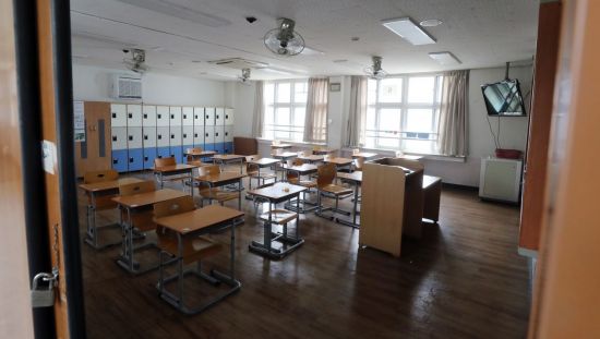 정부가 유치원ㆍ초ㆍ중ㆍ고등학교 등교를 일주일씩 연기한 지난 11일 서울 성동구 덕수고등학교 3학년 교실이 학생들의 등교에 대비해 깔끔하게 정리되어 있다. [이미지출처=연합뉴스]