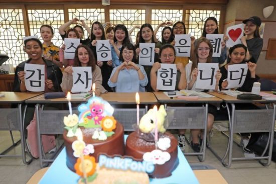 스승의 날을 하루 앞둔 지난해 5월14일 대전 배제대학교 아펜젤러관에서 외국인 학생들이 한국어 선생님께 감사 메시지를 전하고 있다. / 사진=연합뉴스