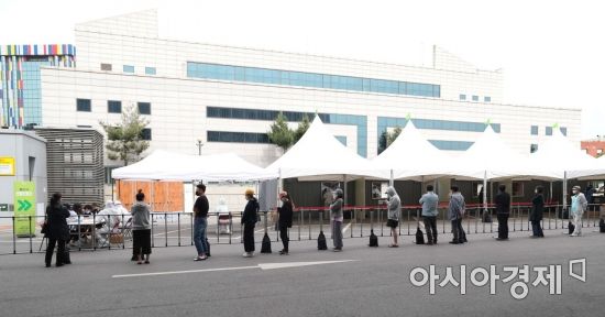 이태원 클럽 관련 신종 코로나바이러스감염증(코로나19) 확진자가 늘고 있는 14일 서울 용산구 한남동 공영주차장에 마련된 워크스루 방식 선별진료소에서 시민들이 검사를 받기 위해 줄을 서고 있다. /문호남 기자 munonam@