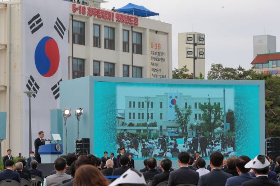 문재인 대통령이 18일 오전 광주광역시 동구 옛 전남도청 앞에서 열린 제40주년 5·18 민주화운동 기념식에 참석해 기념사를 하고 있다. [이미지출처=연합뉴스]