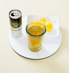 2. 볼에 진저에일, 파인애플 주스, 럼을 넣어 섞는다.