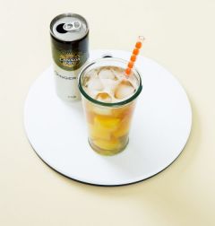 3. 컵에 얼음을 채우고 ②를 넣고 파인애플을 넣어 섞는다.