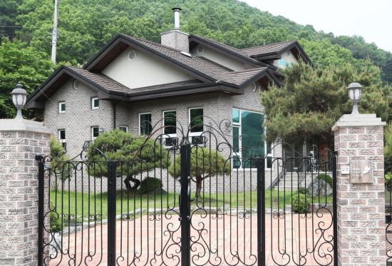 정의기억연대가 지정기부금을 받아 일본군 위안부 피해자들을 위한 쉼터로 운영하다 지난달 23일 건물 매각 계약을 체결하고 반납 절차가 진행 중인 경기도 안성시 '평화와 치유가 만나는 집' 문이 17일 굳게 닫혀 있다. [이미지출처=연합뉴스]