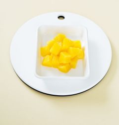 1. 파인애플은 먹기 좋은 크기로 썬다.