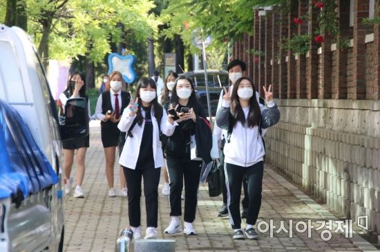 20일 전국 고3 학생들이 올해 첫 등교를 시작한 가운데 광주 상무고등학교 학생들이 밝은 모습으로 등교하고 있다.
