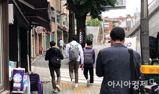 20일 고등학교 3학년을 시작으로 등교 수업이 시작된 가운데 서울 종로구 대신고등학교 3학년 학생들이 학교로 향하는 모습.사진=김연주 인턴기자 yeonju1853@