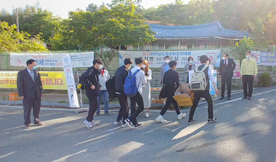 장흥고 전 교직원이 학생을 따뜻하게 맞이하는 아침맞이 행사를 했다. (사진=장흥고등학교 제공)