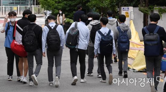 신종 코로나바이러스 감염증(코로나19) 여파로 미뤄진 등교수업이 재개된 20일 서울 종로구 경복고등학교에서 3학년 학생들이 첫 등교 수업을 마치고 하교하고 있다./김현민 기자 kimhyun81@