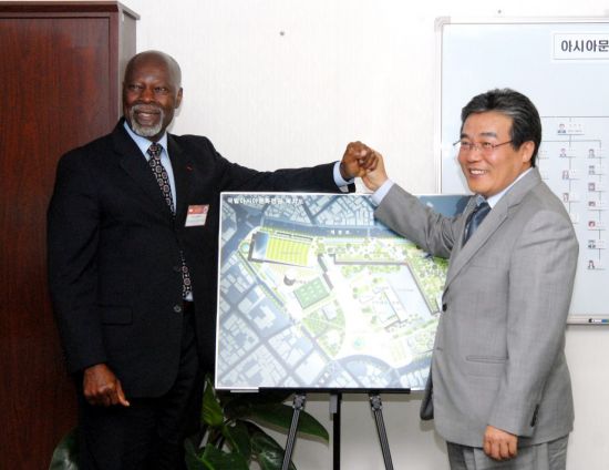 이병훈 국회의원 당선인은 5·18민주화운동 40주년과 ‘5·18민주화운동 유네스코 세계기록문화유산 등재’ 9주년을 맞아 5·18을 헌법 전문에 밝히는 데 힘껏 노력하고, 아울러 3만5000건에 달하는 기록물을 토대로 인류 공통의 정신문화유산이 될 수 있도록 노력하겠다고 밝혔다. 사진은 이병훈 당선인이 문화체육관광부 아시아문화중심도시추진단장 재임 때인 2010년 5월 데이비슨 헵번 유네스코 총회 의장을 추진단 집무실에서 접견하는 모습.