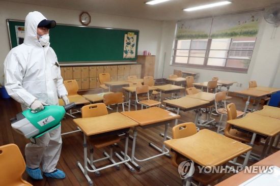 지난달 12일 광주 북구 문화초등학교에서 병역 관계자가 개학을 앞둔 교실을 소독하고 있다. / 사진=연합뉴스