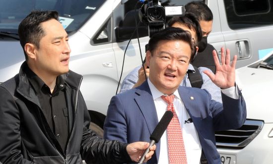 4·15총선 개표 조작 의혹을 주장해온 미래통합당 민경욱 의원이 강용석 변호사와 함께 21일 오후 경기도 의정부지검에 출석하며 지지자에게 손을 흔들고 있다. [이미지출처=연합뉴스]