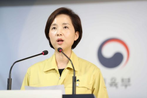 유은혜 사회부총리 겸 교육부 장관이 지난 4일 서울 종로구 정부서울청사 브리핑룸에서 초·중·고교 등교 수업 방안을 발표하고 있다. /문호남 기자 munonam@