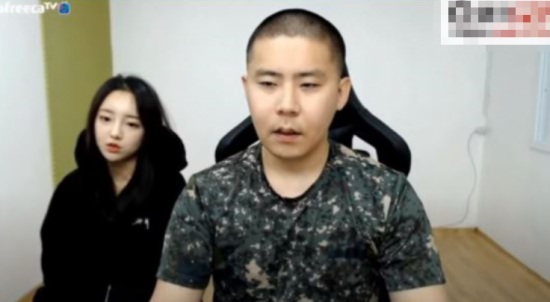 24일 아프리카TV에서 BJ철구(오른쪽)와 그의 아내 BJ외질혜(왼쪽)가 방송을 진행하고 있다. 사진=유튜브 채널 '철구형' 방송 캡쳐