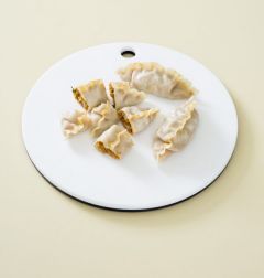 1. 짬뽕 군만두는 3등분으로 자른다.