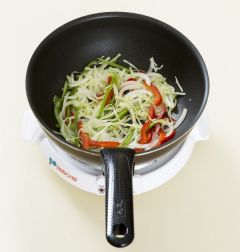 3. 팬에 식용유를 두르고 채소를 넣어 중불로 2분 정도 볶는다.