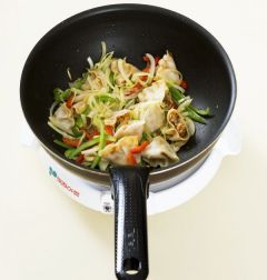 4. 짬뽕 군만두를 넣어 2분 정도 볶다가 소금과 후춧가루로 간을 한다.